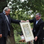 Helmut Griep, Ehrenvorsitzender des DRV überreicht ein historisches Dokument zum Jubiläum